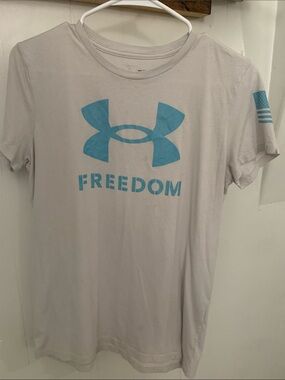 Under Armour Light Gray Short Sleeve Tee with Blue Logo and Freedom Graphic